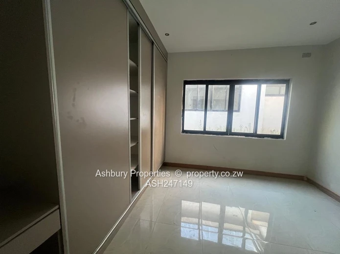 Bright 4-Bed Monavale Flat — Tiled, Fitted Kitchen, 24hr Security