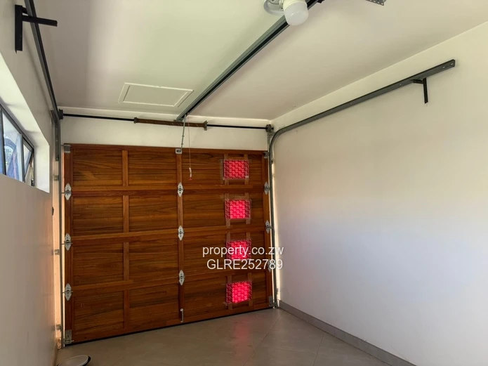 Bright 4-Bed Mount Pleasant Flat with Modern Kitchen & Borehole