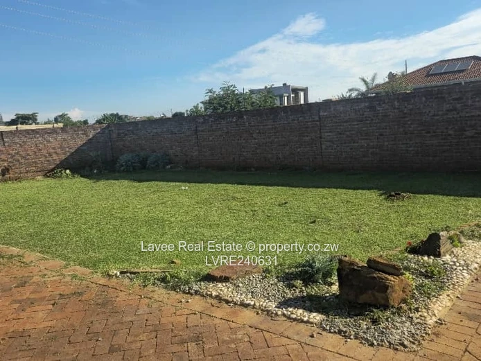 1,800m² OF UNCOMPROMISED LIVING – SOLAR, BOREHOLE & A GUEST SUITE IN THE HEIGHTS