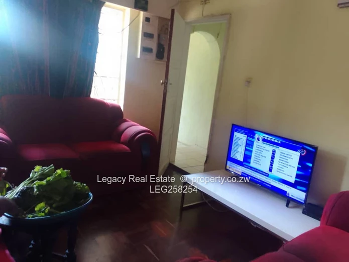Spacious 4051m² Hatfield Stand — House on Tarred Road