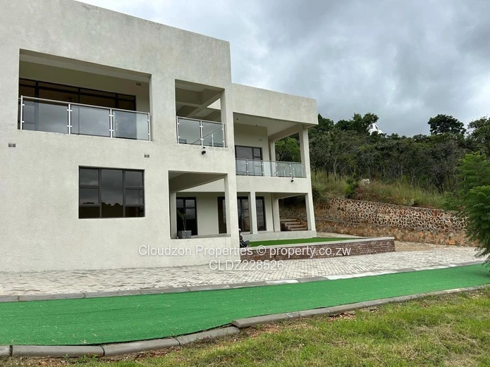 Luxurious Double-Story Mansion - Glen Lorne Folyjon