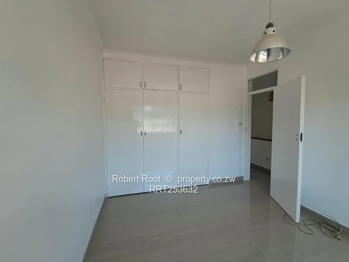 Neat recently renovated 2 bed duplex apartment 