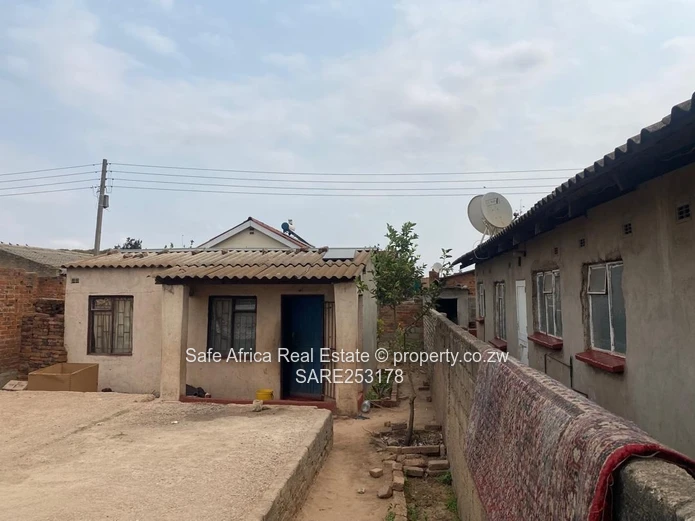 OLD GLEN- VIEW 7 VACANT  STAND WITH FOUNDATION AND APPROVED PLAN CLOSE TO CHITUBU SHOPS FOR SALE Pri