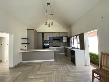 4 Bedroom Flat & Apartment