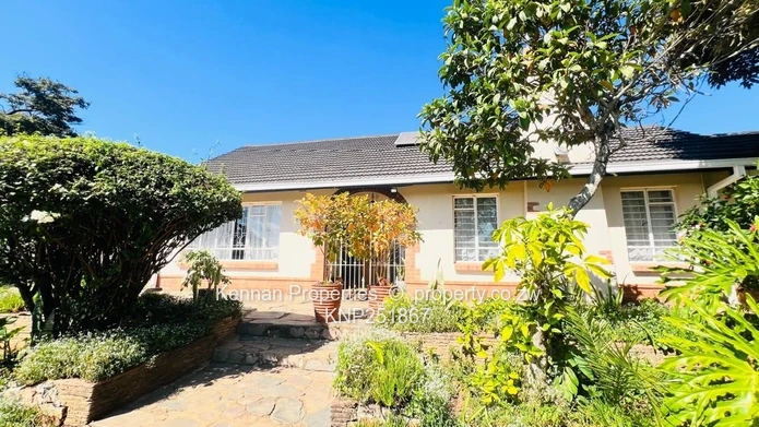 Family home on 4900 sqm of land with good water  (Sole Mandate)