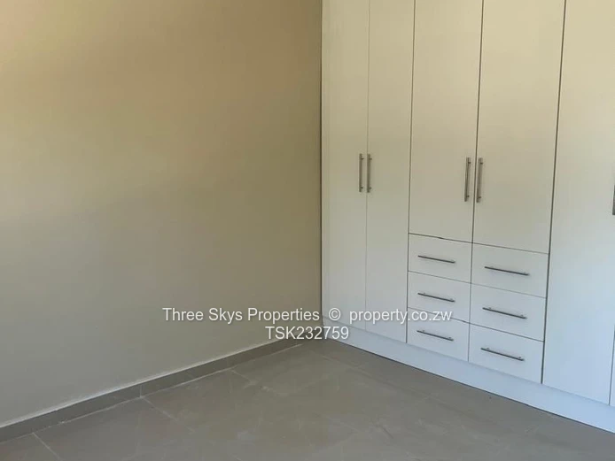 Spacious 4-Bed Home with Modern Kitchen in Windsor, Ruwa