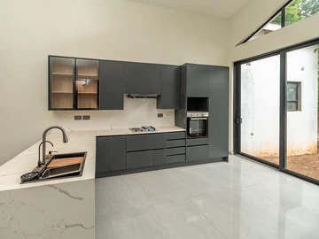 4 Bedroom Flat & Apartment