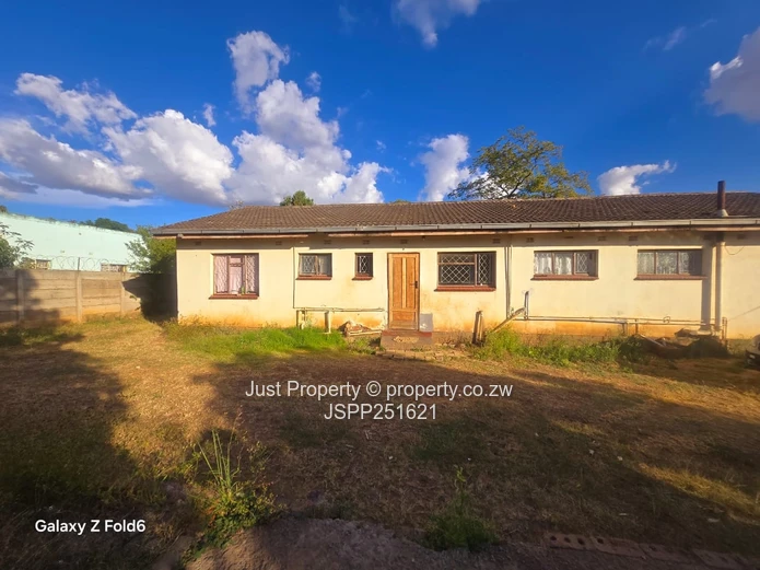 Braeside 4-Bed Renovator's Gem on 912m² — Garage & ZESA