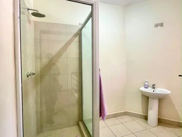 5 Bedroom Flat & Apartment