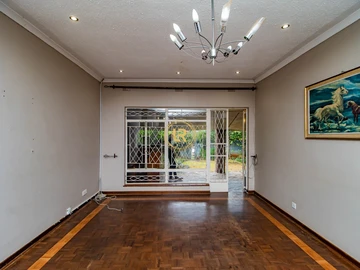 2 Bedroom Flat & Apartment