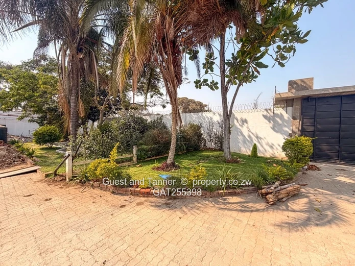 EMERALD HILL | SUBSTANTIAL 5-BEDROOM RESIDENCE ON 2000m²