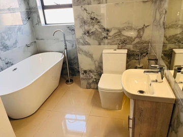 2 Bedroom Flat & Apartment
