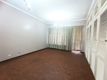 4 Bedroom Flat & Apartment