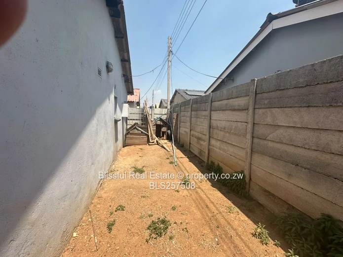 3 Bedroom house for sale in budiriro cabs-Deeds available