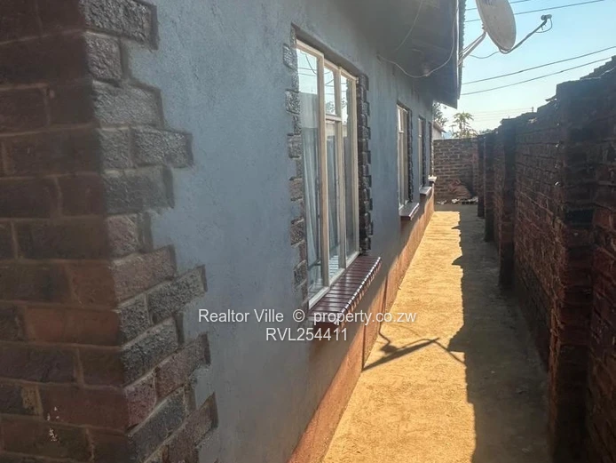 Walled & Gated 5-Bed Home in Warren Park – Borehole