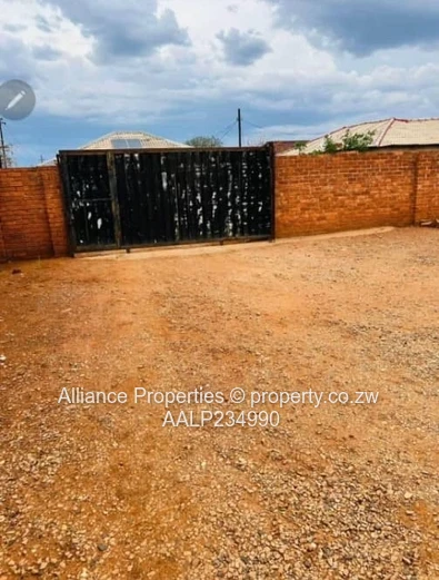 Spacious 2-Bed Walled Home in Mahatshula with Fitted Kitchen (Sole Mandate)