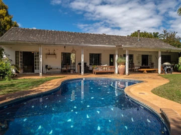 Borrowdale Brooke Golf Estate – A Delightful Family Home with Pool