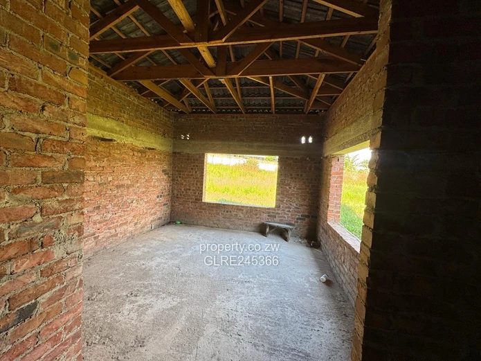 Unfinished 5-Bed 700 m² Home on 1 Acre in Bluff Hill