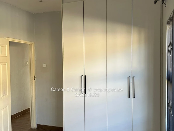 Modern 3-Bed Glaudina House - Fitted Kitchen & Built-ins
