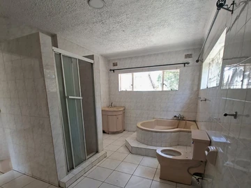 6 Bedroom Flat & Apartment