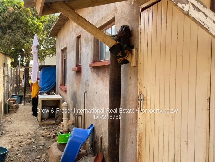 4-Bed House in Kadoma — Walled, Verandah & Fireplace