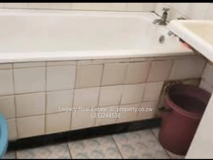 Secure Avenues Flat With Borehole & Parking