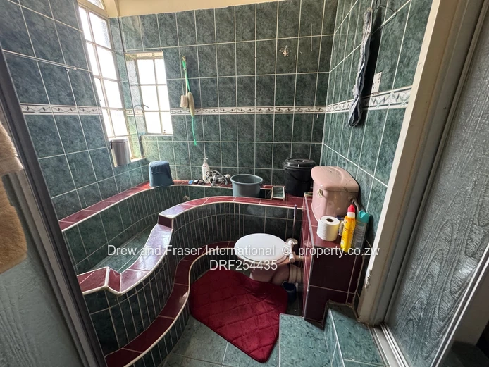 Glen Lorne: 5-Bed Family Home with Pool & Large Grounds