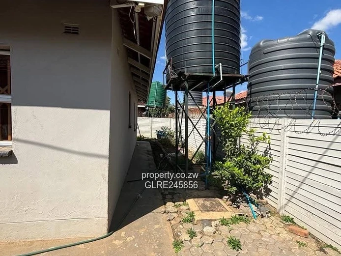 Spacious 4-Bed Home with Borehole & Driveway in Madokero