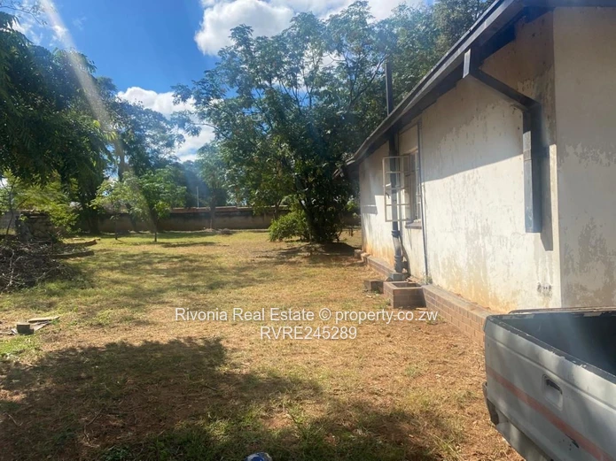 Walled 3-Bed Home with Spacious Garden  (4300m²) – Waterfalls Park town