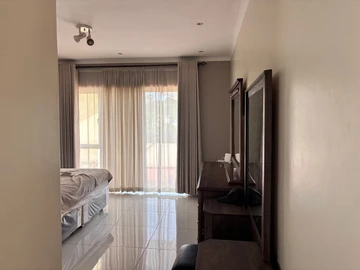 2 Bedroom Flat & Apartment