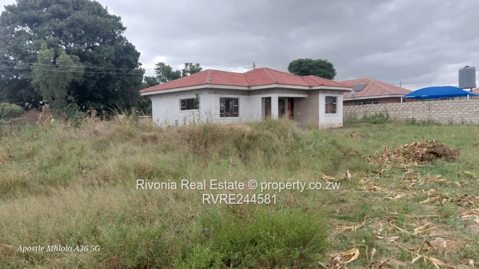 Red-Tiled 3-Bed Home with Verandah on 1500 m² – Waterfalls