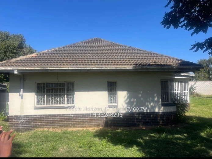 Sunny 5-Bed Pomona Bungalow on 2,100m² with Borehole