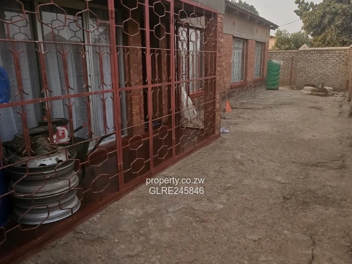 4-Bed Brick Home in Mkoba — Secure Verandah & Tank