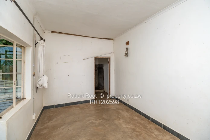 Lake Frontage property on 8.5 hectares (21 acres)