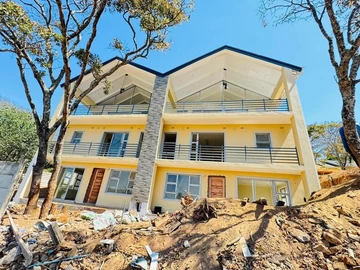 Modern 3 bed complex in Greystone Park