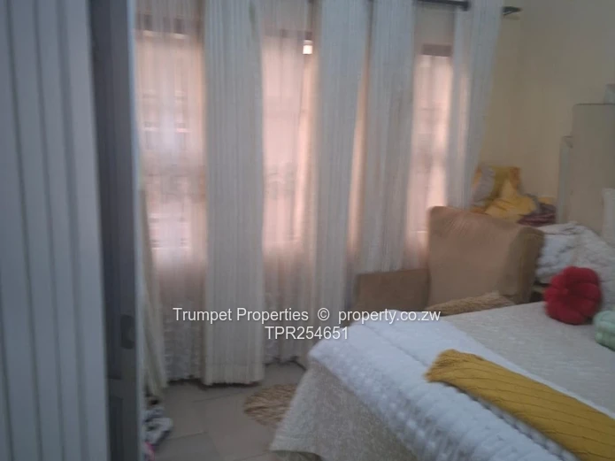 Aspindale Park 4-Bed: Bright Tiled Lounge & Fitted Kitchen