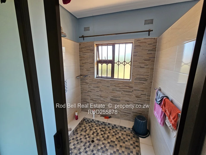 Large 5-bedroom family home with cottage