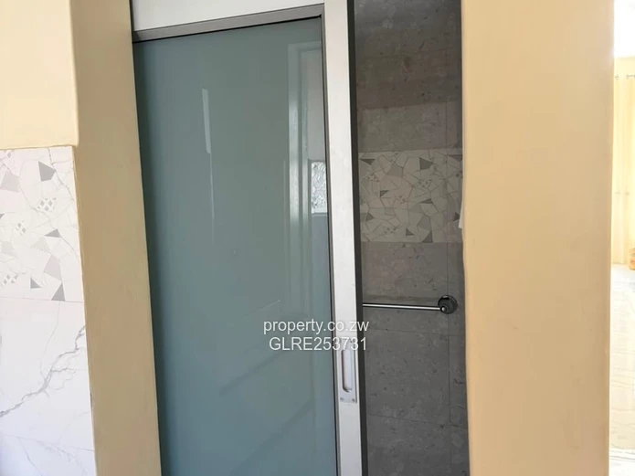 Sunny 3-Bed Apartment with Garden & Balcony in Greystone Park