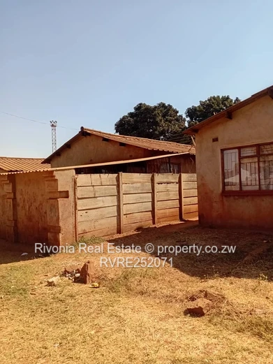 4-Bed Fixer in Kuwadzana - 1 Bath, 200m2 Plot, Good ZESA
