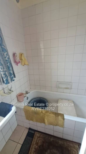 Emerald Hill: 4-Bed Home on 2030m² with Borehole