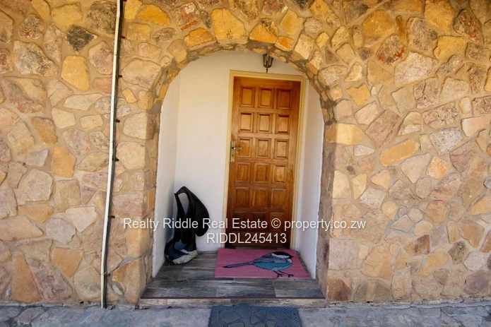 Nyanga Thatched Stone Lodge — Fireplace, AC & Wi-Fi