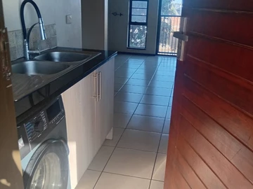 2 Bedroom Flat & Apartment