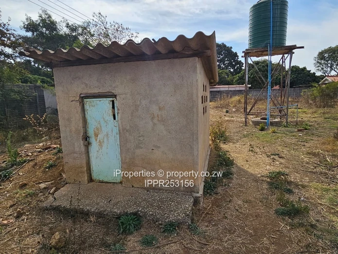 Large 5-Bed Walled Home on 4,588 m² — Water Tank & Garden