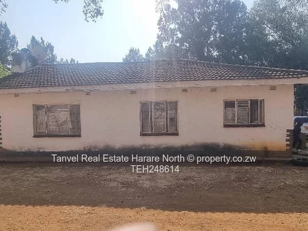 Captivating house in Norton: 5 bedrooms with main ensuite,lounge,kitchen,pantry,Walled and gated on 