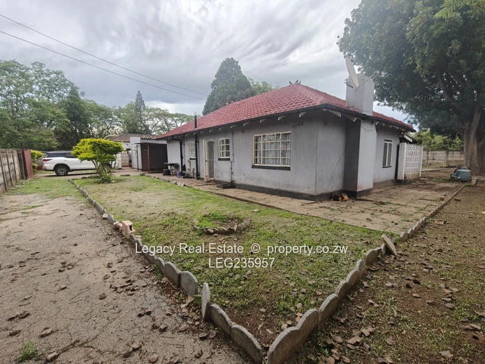 Investor’S Dream ,Main House Plus Self-Contained Cottage In Mabelreign