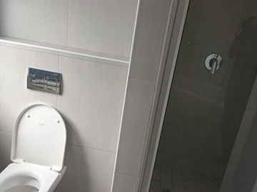 4 Bedroom Flat & Apartment