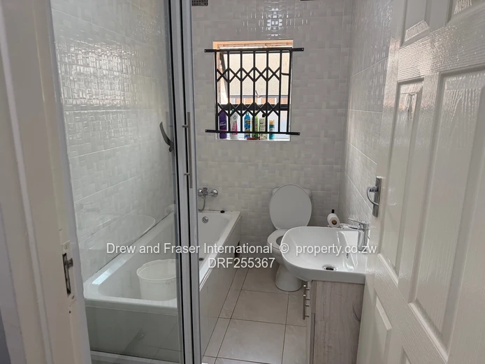 Modern 4-Bed Gated Home with Borehole & Solar Geysers, Mabvazuva