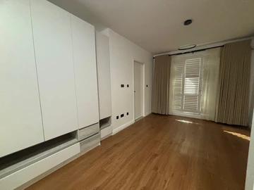 4 Bedroom Flat & Apartment