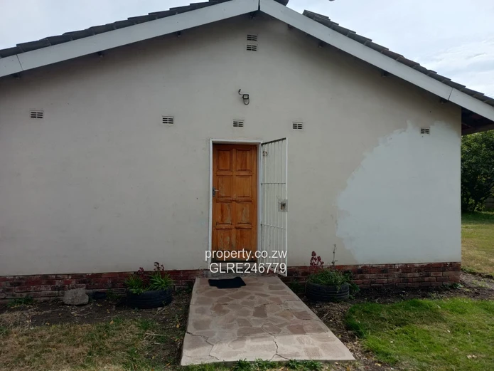 3-Bed Brick Cottage w/ Large Lawn & Borehole