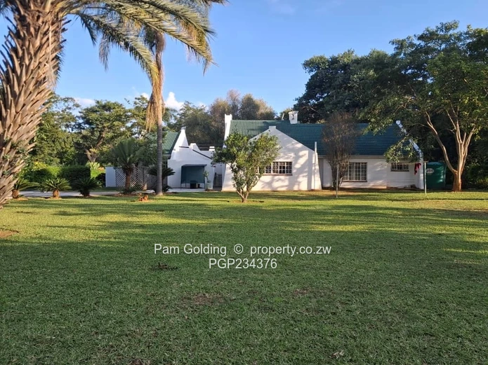 Stunning Waterfront Home – Peninsula Mazvikadei! (Sole Mandate)